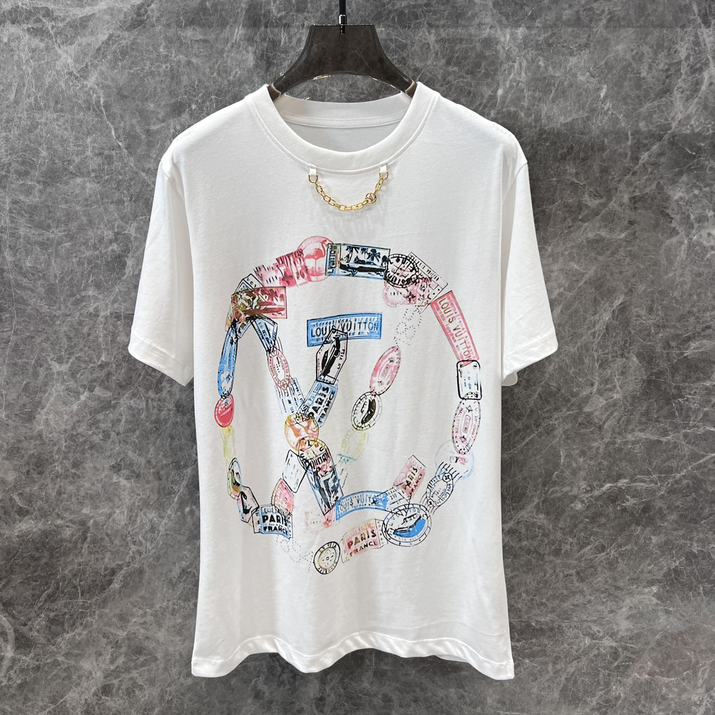 Louis Vuitton's new printed chain short sleeved T-shirt features a small round neck that highlights a fashionable atmosphere and a slim fit short silhouette