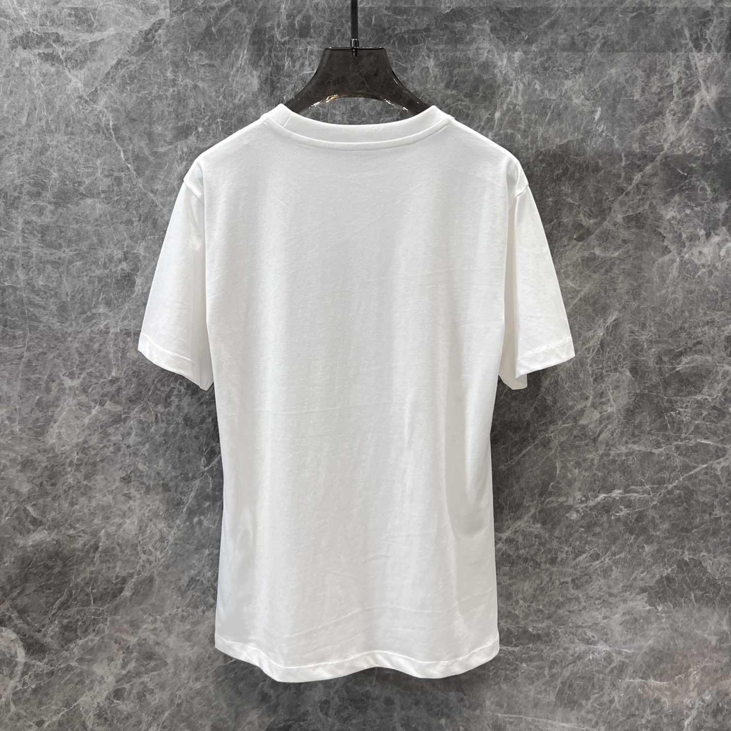 Louis Vuitton's new printed chain short sleeved T-shirt features a small round neck that highlights a fashionable atmosphere and a slim fit short silhouette