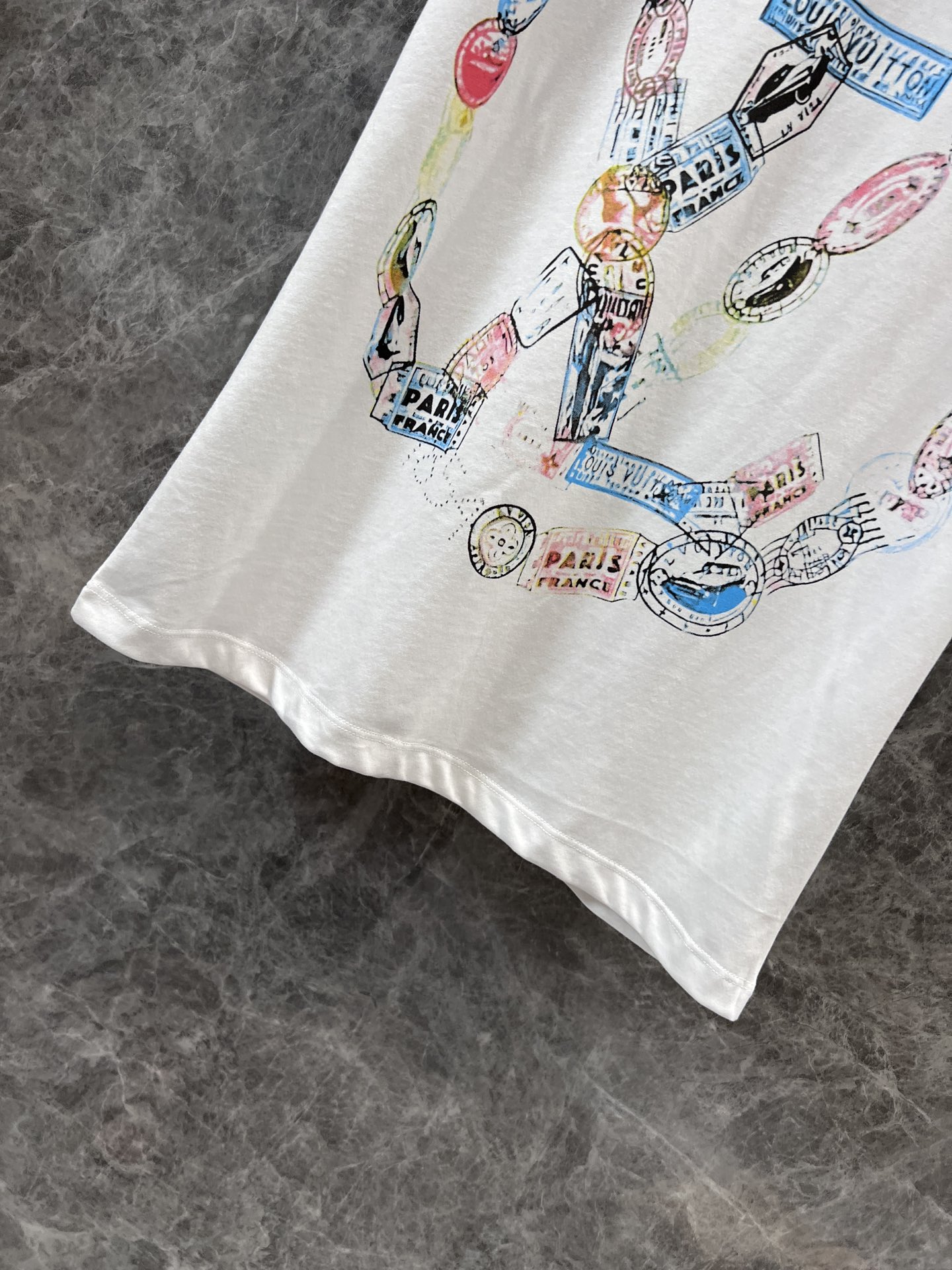 Louis Vuitton's new printed chain short sleeved T-shirt features a small round neck that highlights a fashionable atmosphere and a slim fit short silhouette