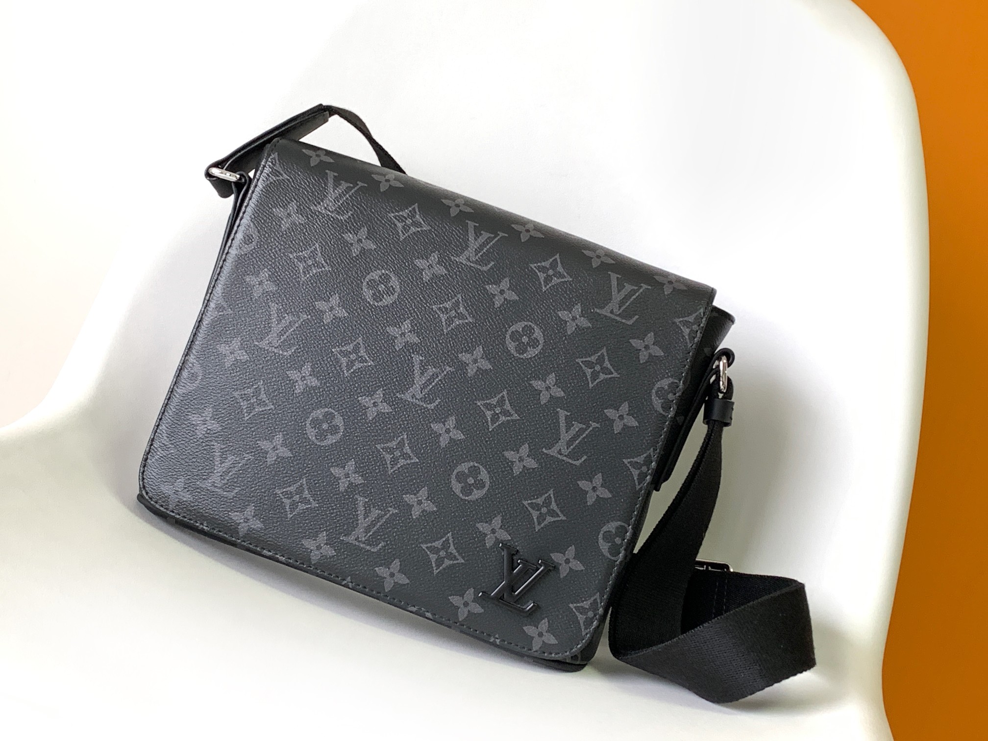 Louis Vuitton LV's new black floral bag, with French A-level quality and exquisite handmade details