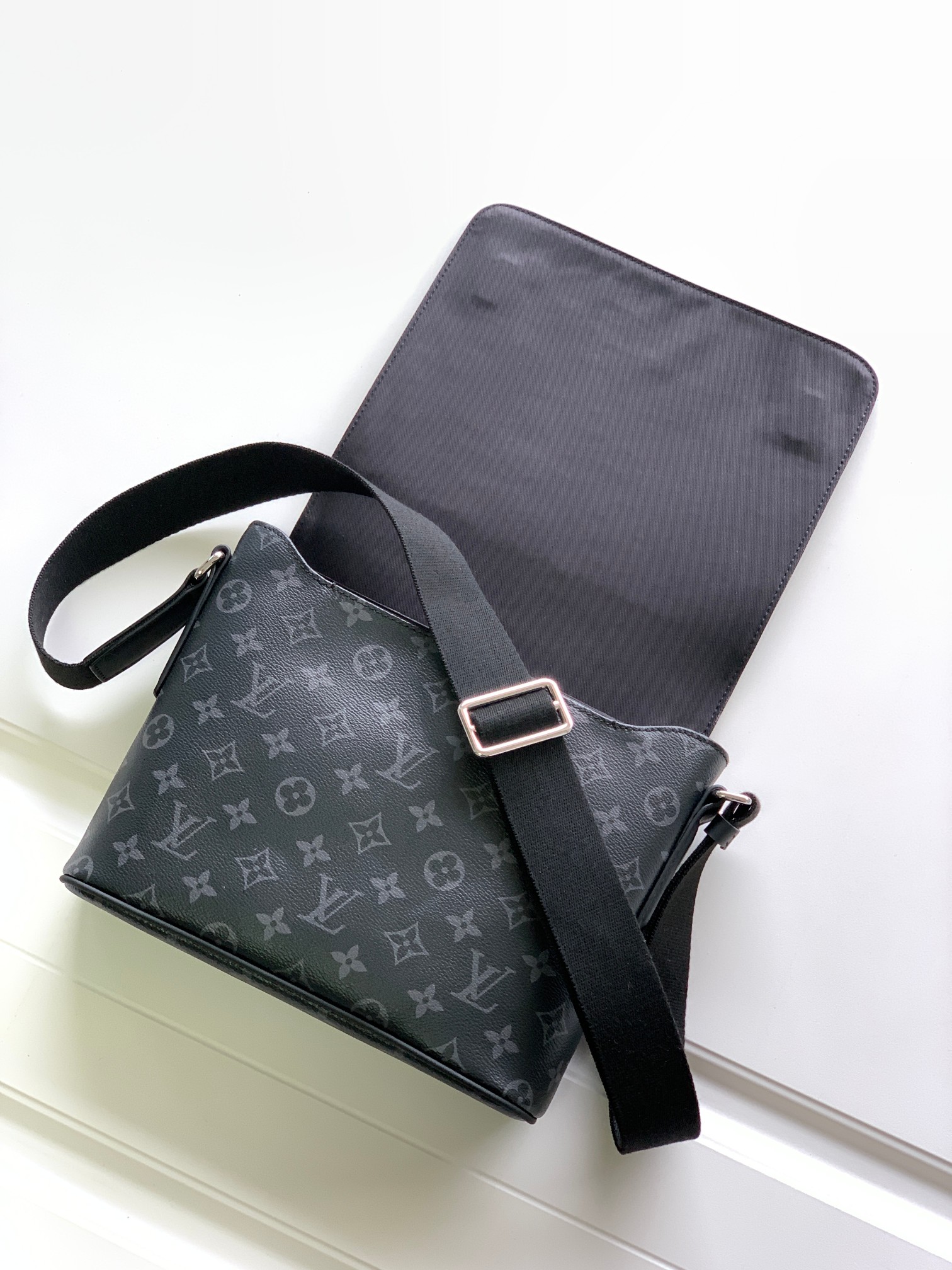 Louis Vuitton LV's new black floral bag, with French A-level quality and exquisite handmade details