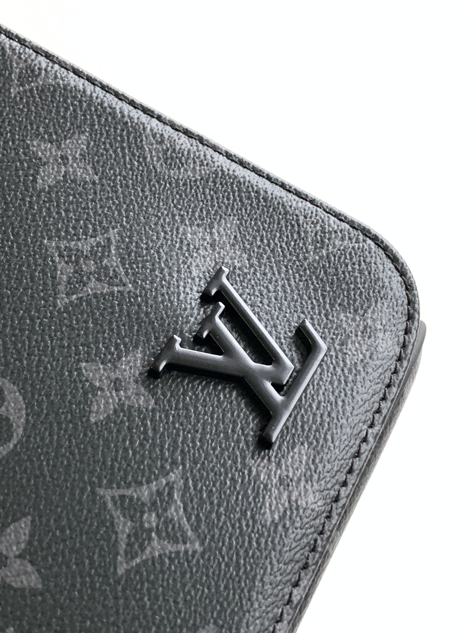 Louis Vuitton LV's new black floral bag, with French A-level quality and exquisite handmade details