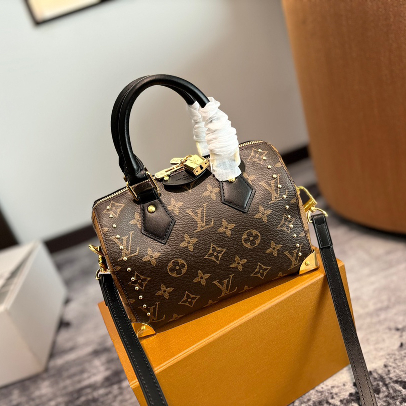 Louis Vuitton new LV small bag features classic hard box metal corners and rivet decorations on the bottom and sides, paired with leather chain handles