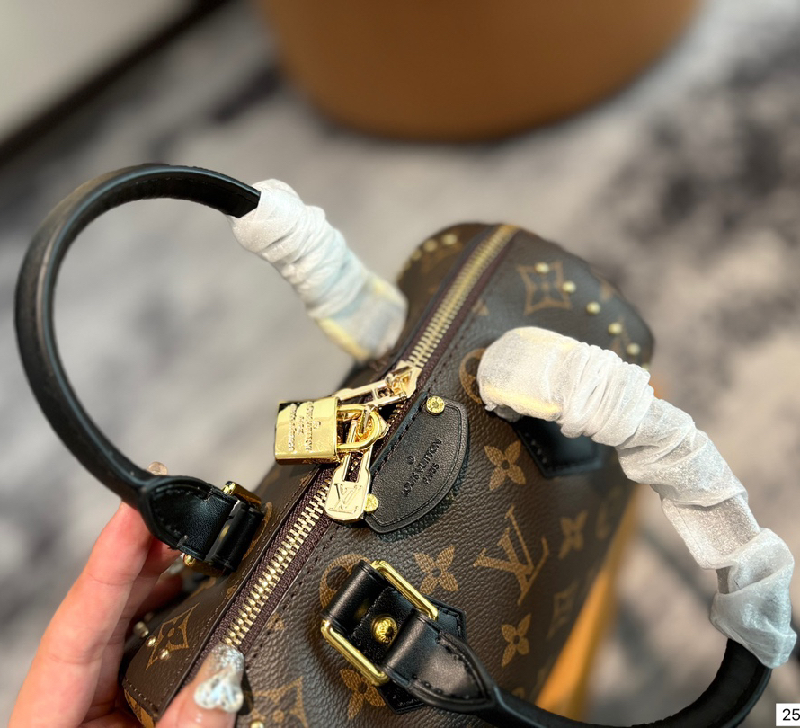 Louis Vuitton new LV small bag features classic hard box metal corners and rivet decorations on the bottom and sides, paired with leather chain handles