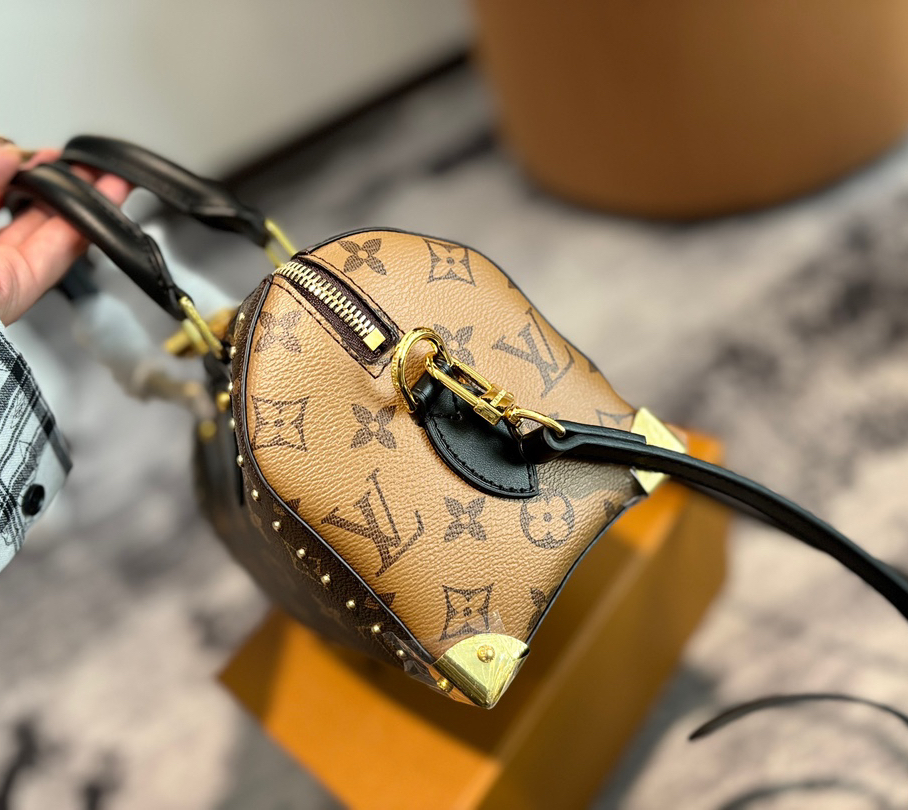 Louis Vuitton new LV small bag features classic hard box metal corners and rivet decorations on the bottom and sides, paired with leather chain handles