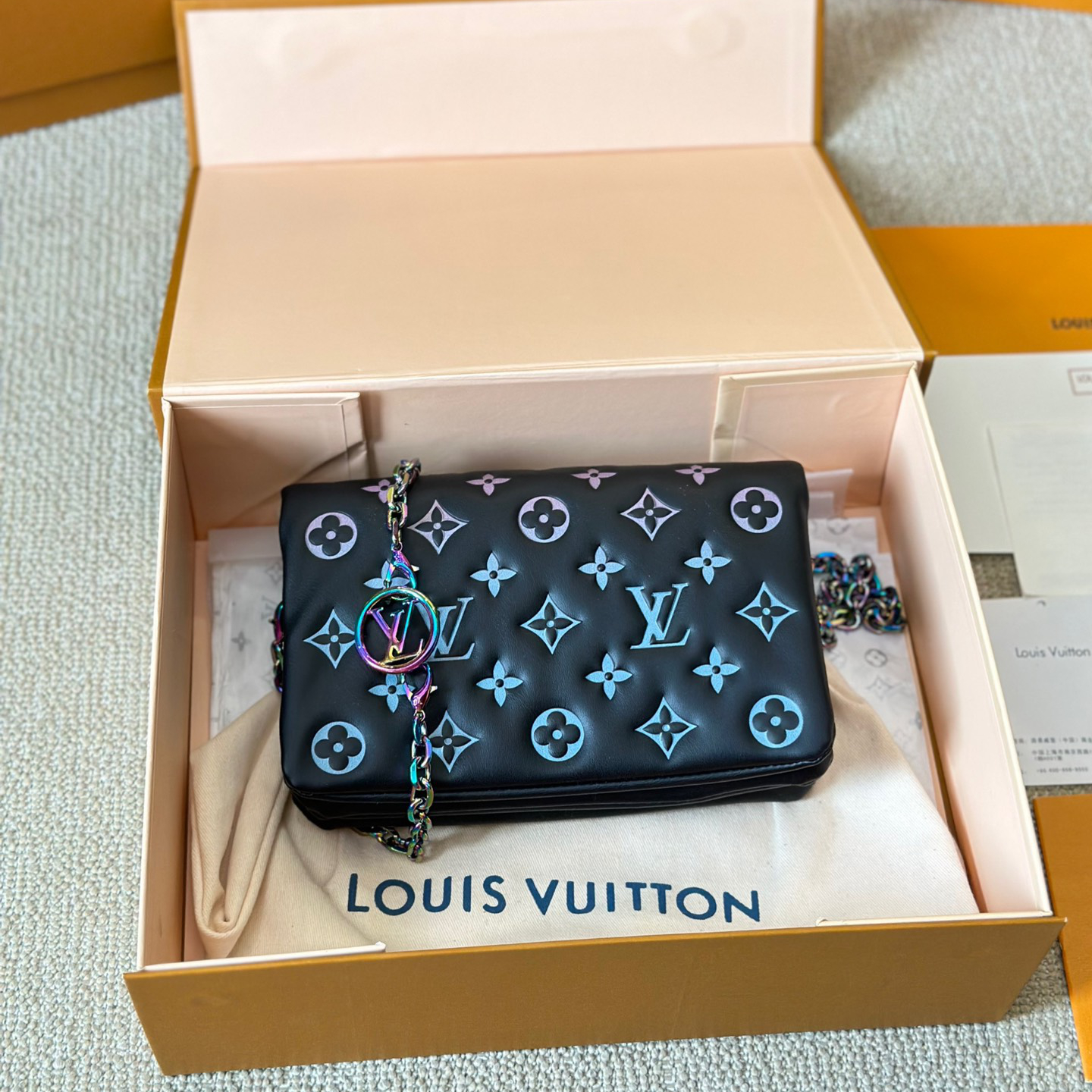 Louis Vuitton's new toiletry bag, a beginner's bag that can be carried diagonally on one shoulder with a wide shoulder strap and a hat chain R310