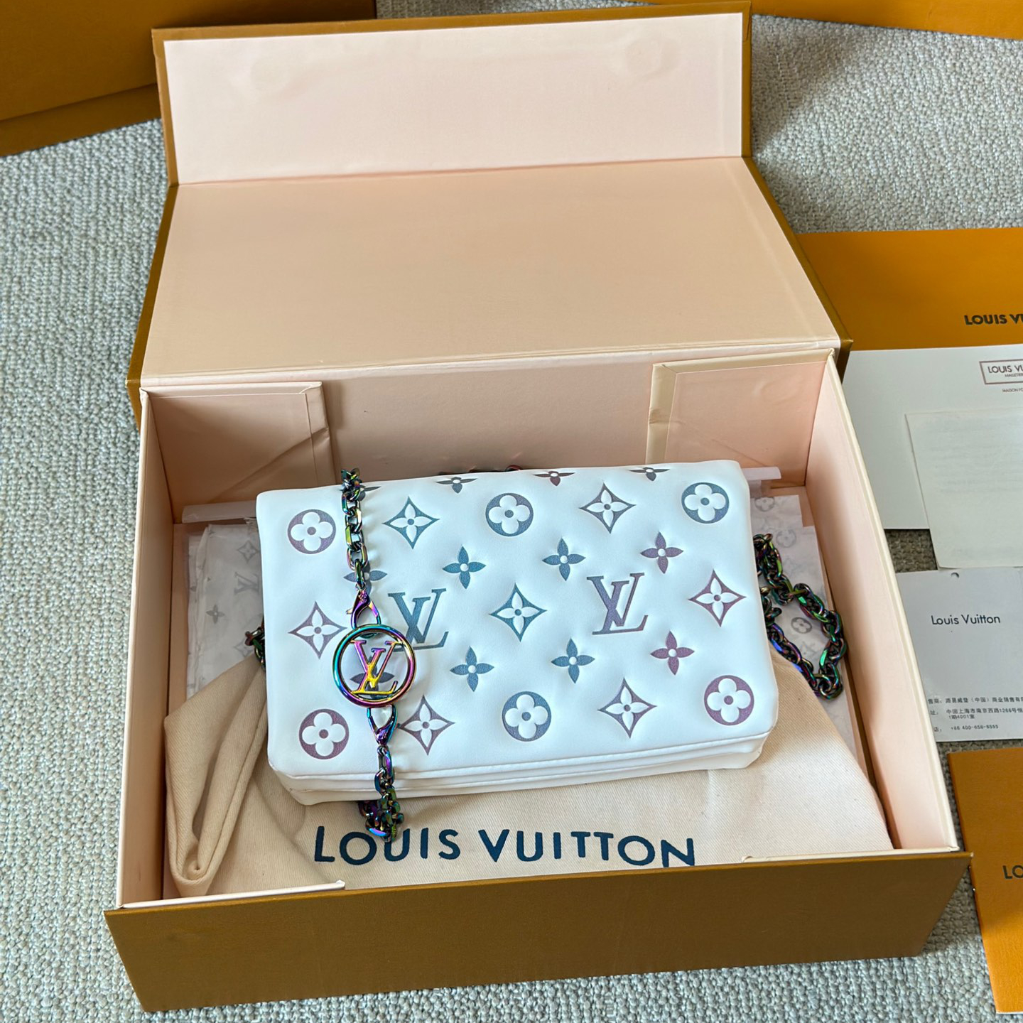 Louis Vuitton's new toiletry bag, a beginner's bag that can be carried diagonally on one shoulder with a wide shoulder strap and a hat chain R310