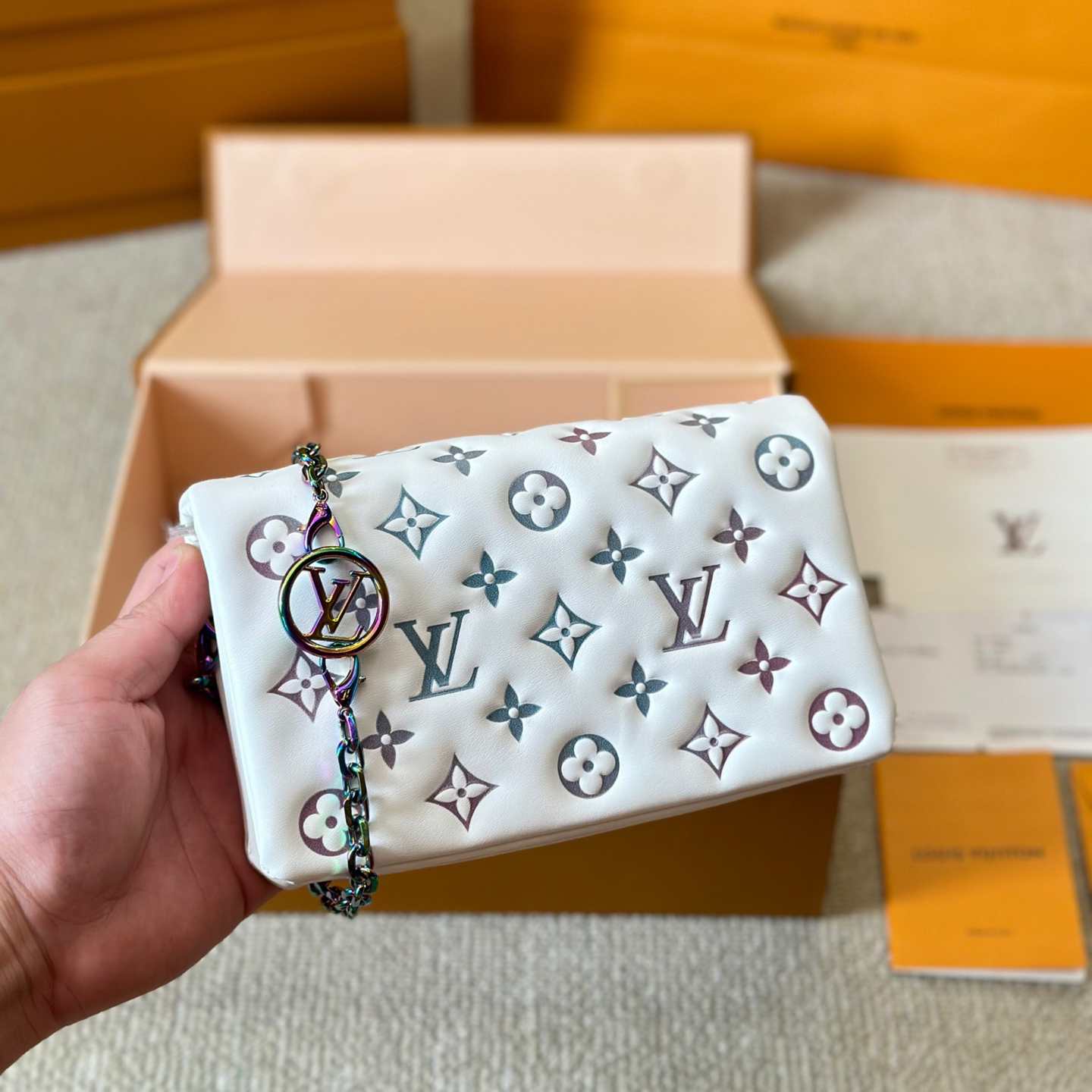 Louis Vuitton's new toiletry bag, a beginner's bag that can be carried diagonally on one shoulder with a wide shoulder strap and a hat chain R310