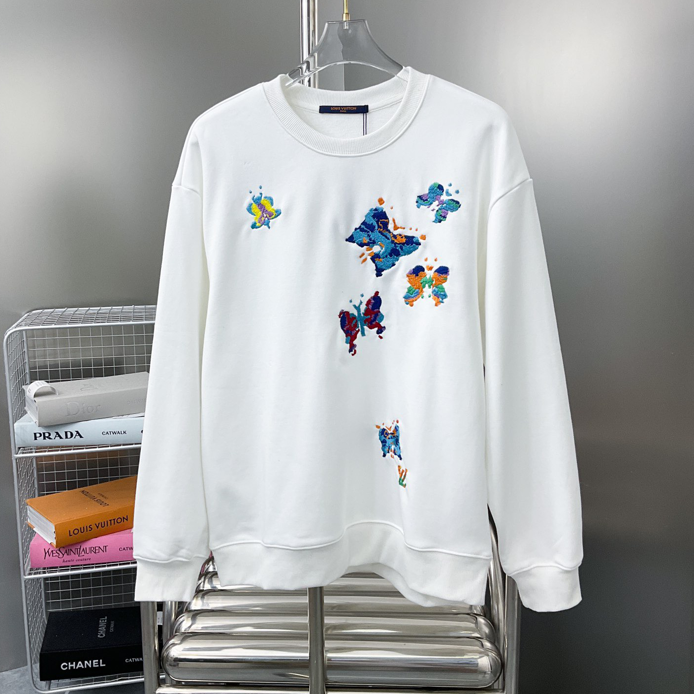 Louis Vuitton, LV's high-quality new high-density embroidered butterfly pattern round neck hoodie, embroidered with imported Tajima embroidery machine at the front and back, smooth to the touch, loose and casual