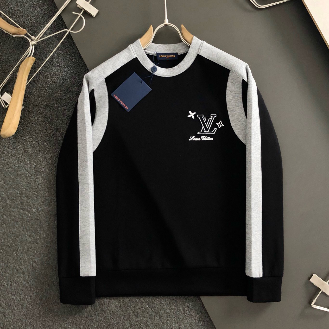 Louis Vuitton, LV soft space cotton, black and gray stitched letter embroidered logo, fashionable and versatile round neck sweatshirt with long sleeves, exquisite craftsmanship fabric