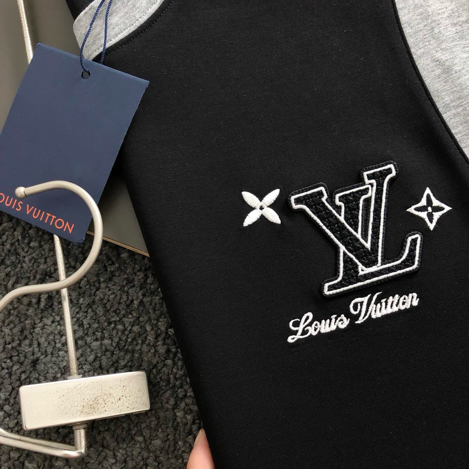 Louis Vuitton, LV soft space cotton, black and gray stitched letter embroidered logo, fashionable and versatile round neck sweatshirt with long sleeves, exquisite craftsmanship fabric