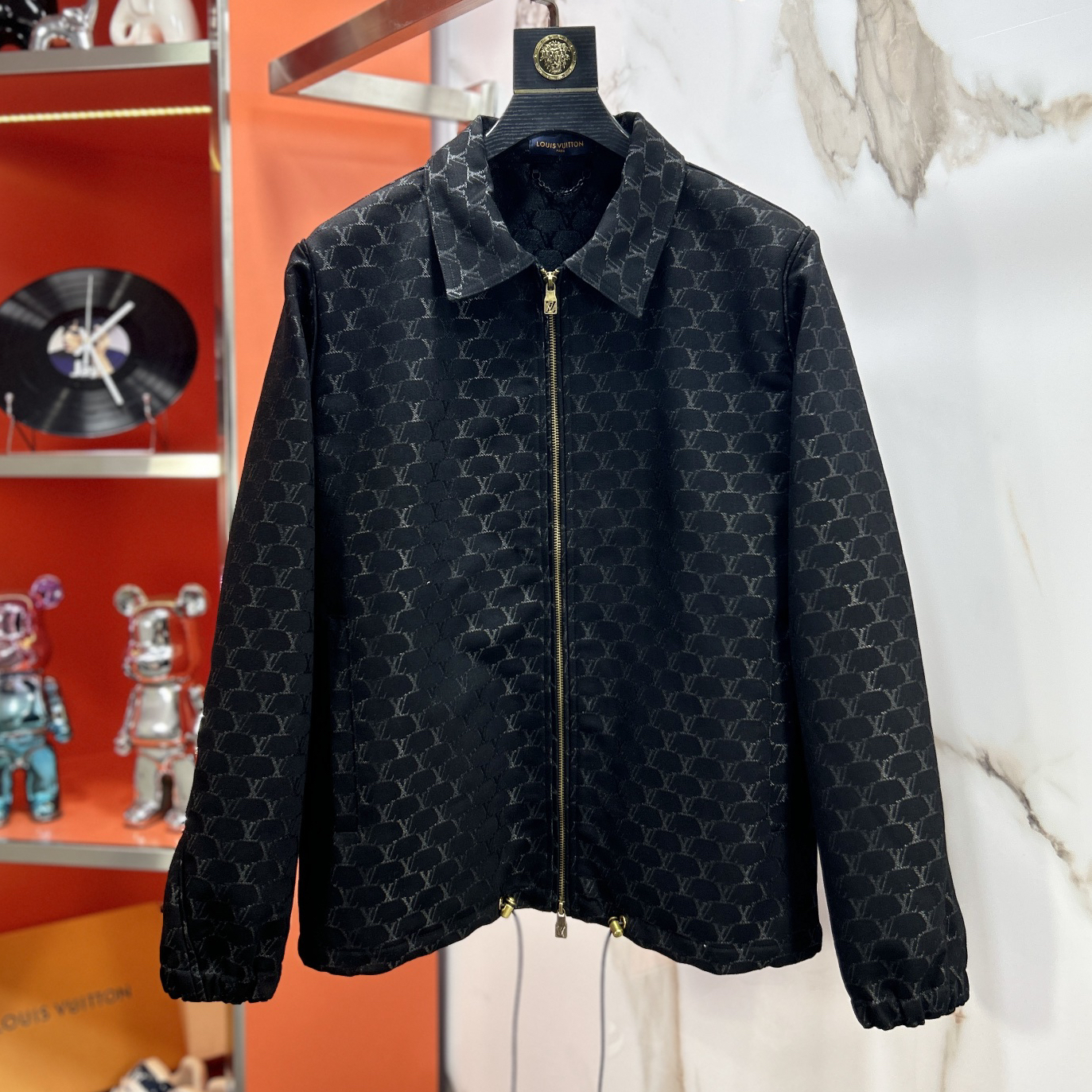 Louis Vuitton new jacket jacket. Adopting imported high-density precision material fabric, soft and skin friendly, wrinkle resistant and stylish, the brand letter logo is suitable for various dressing styles R400