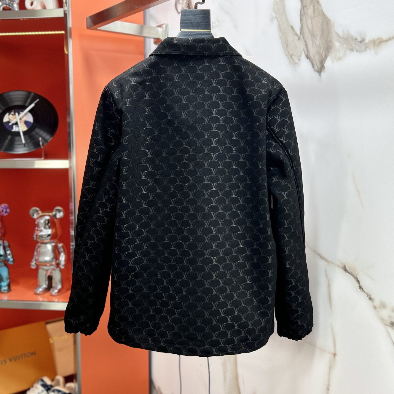 Louis Vuitton new jacket jacket. Adopting imported high-density precision material fabric, soft and skin friendly, wrinkle resistant and stylish, the brand letter logo is suitable for various dressing styles R400