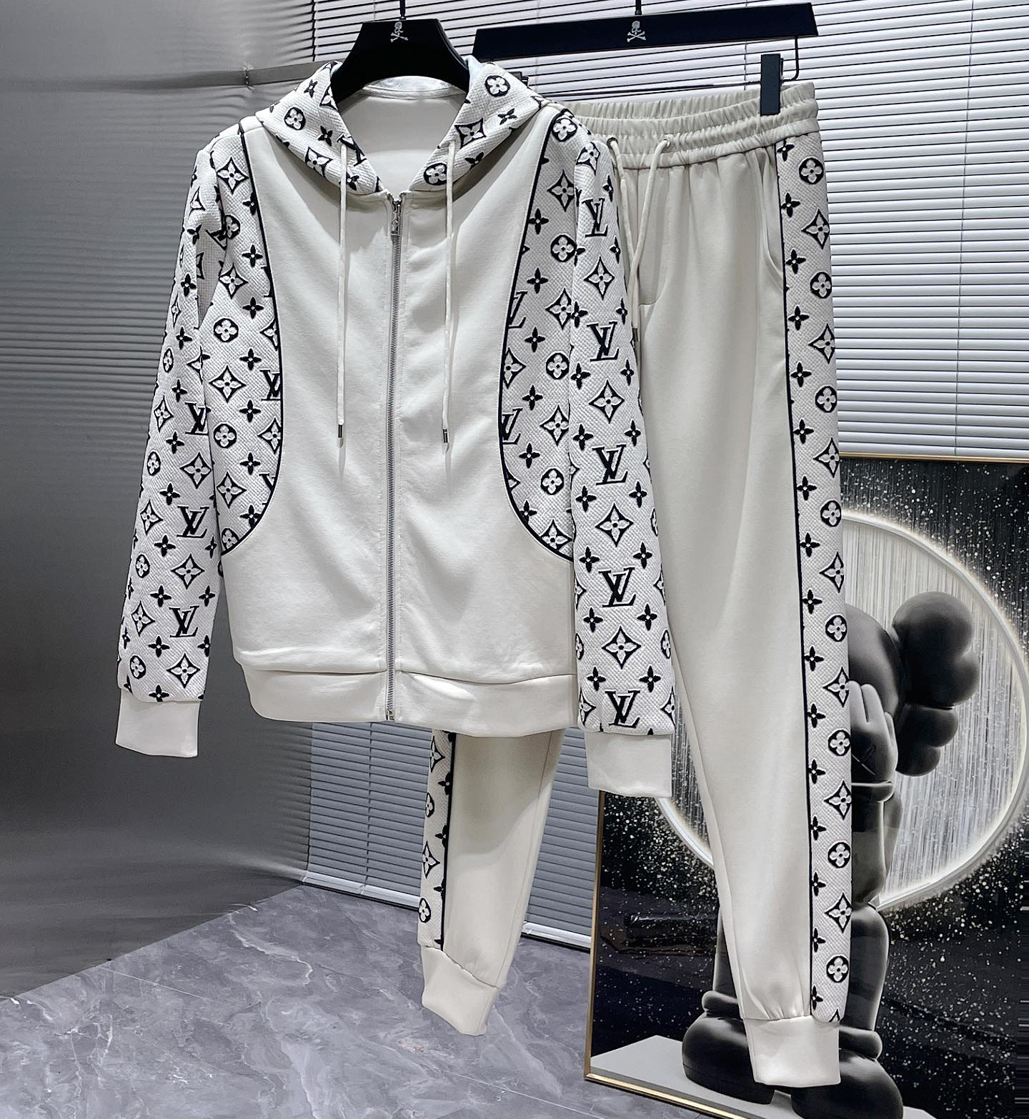 Louis Vuitton LV, sports and leisure suit, jacket, high-end version, customized fabric, high breathability and comfort, impeccable details, brand element design concept, high quality, delicate and soft touch R330