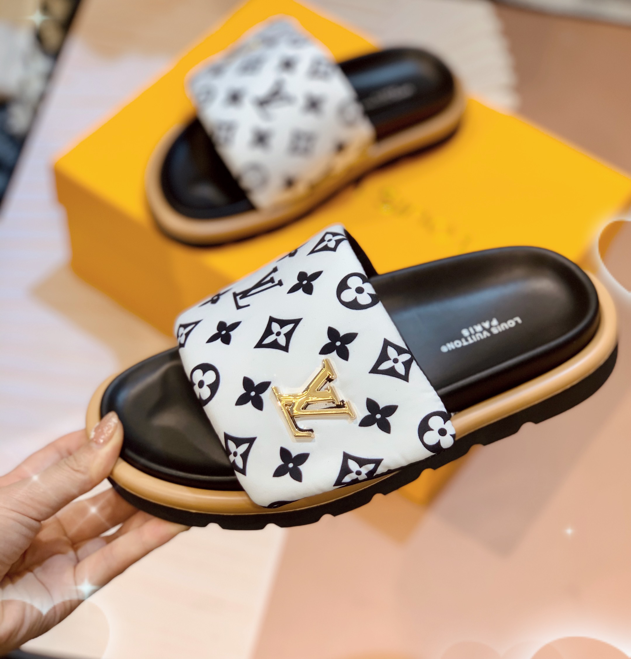 Louis Vuitton's new spring and summer slippers feature the latest embossed and Velcro design, exuding a strong sense of luxury and suitable for both men and women, as well as couples