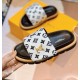 Louis Vuitton's new spring and summer slippers feature the latest embossed and Velcro design, exuding a strong sense of luxury and suitable for both men and women, as well as couples