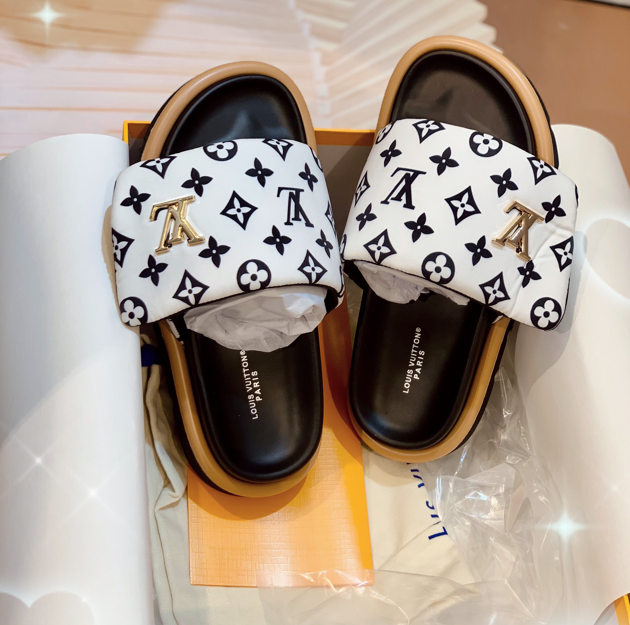 Louis Vuitton's new spring and summer slippers feature the latest embossed and Velcro design, exuding a strong sense of luxury and suitable for both men and women, as well as couples