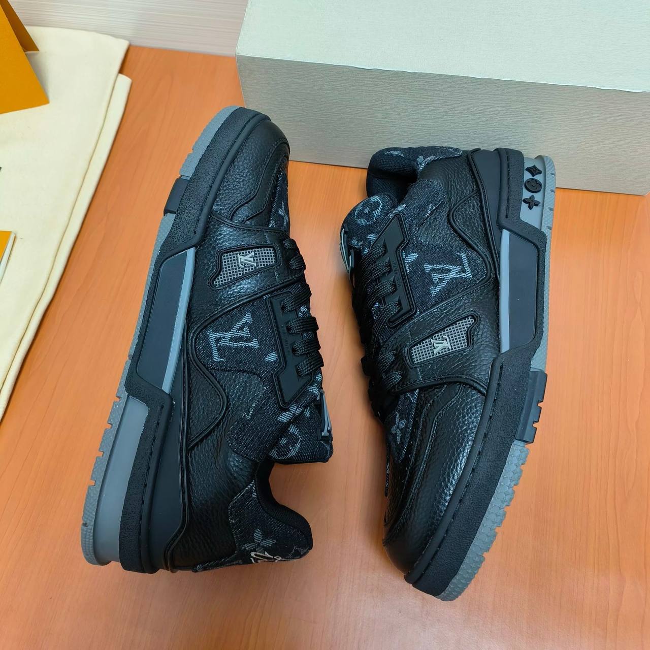 Louis Vuitton LV Trainer official website limited edition retro basketball series sports shoes，With counter packaging box