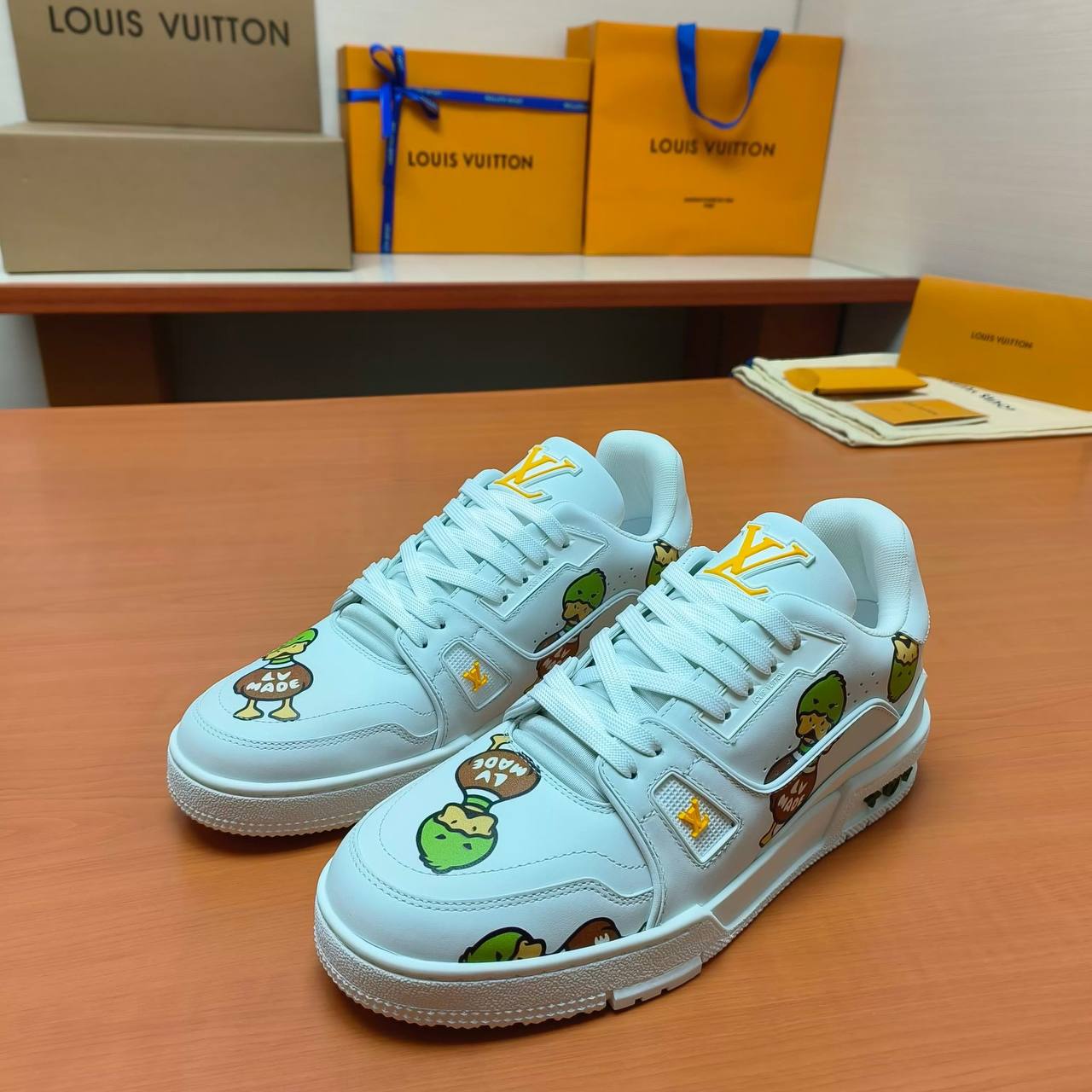 Louis Vuitton LV new cartoon pattern, limited edition retro basketball series sports shoes, with counter packaging box