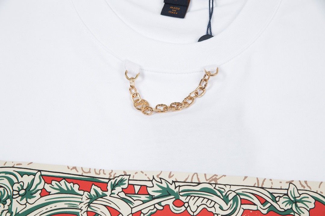 Louis Vuitton LV short sleeved T-shirt with necklace, black and white