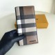 Burberry double fold wallet, decorated with Burberry plaid, lined with smooth calf leather material, 8 card slots, suitable for global banknotes R220