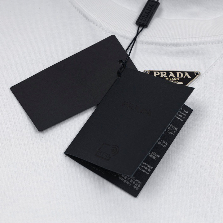 Prada classic metal triangle logo round neck short sleeved T-shirt, original molded, made of 280g heavy-duty 100% cotton, unisex  R95