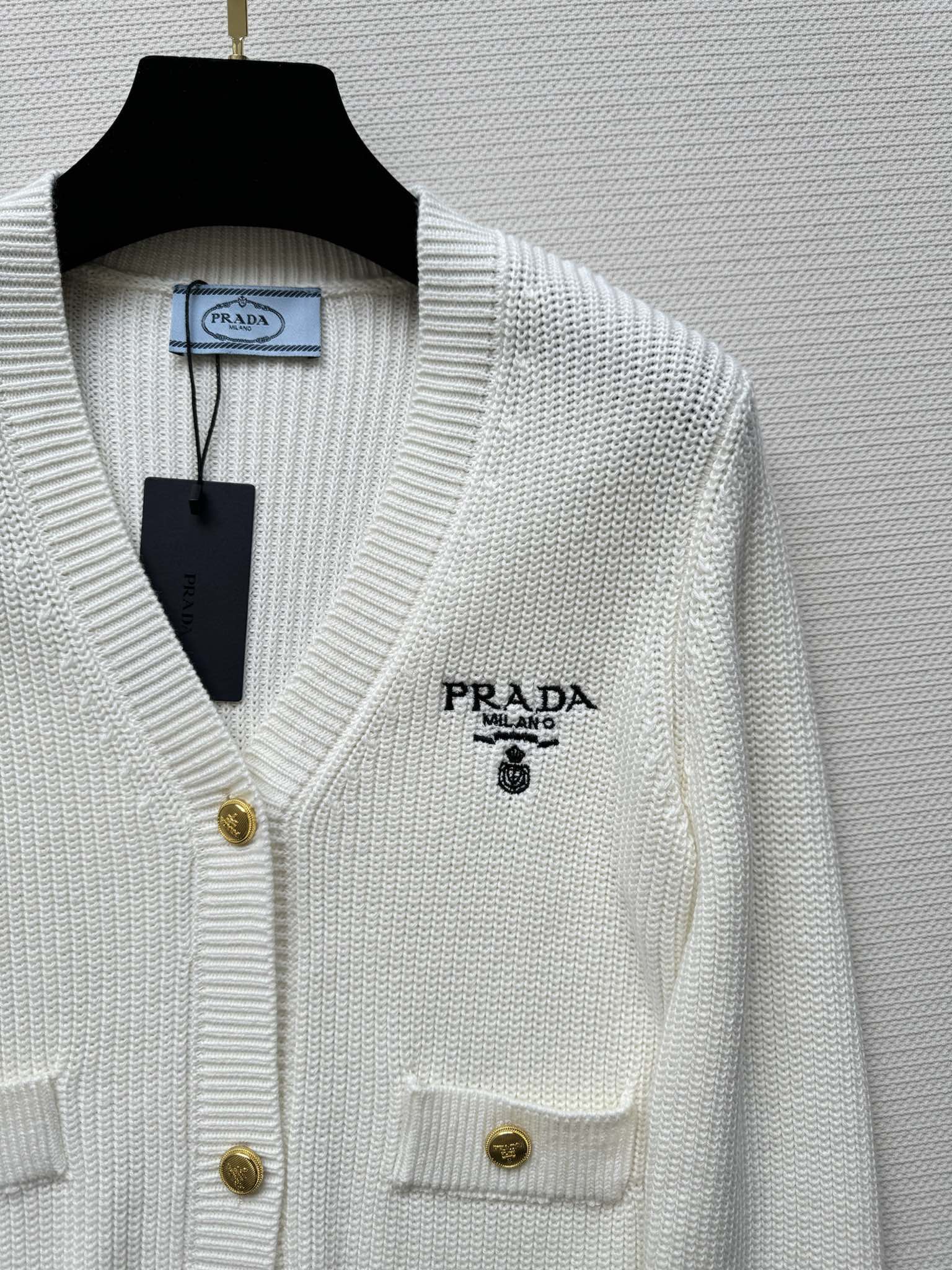 Prada's new sweater, a solid color simple letter embroidered knitted V-neck cardigan, is a must-have and versatile item that can be worn both inside and outside, R200