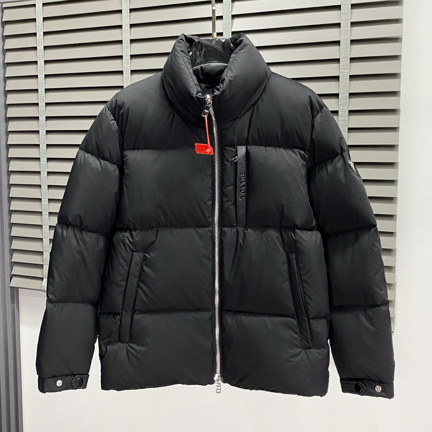 Prada black technology pressed down jacket, high-end customization! Light cooked business favorite series, goose down jacket, comfortable and stylish fabric, three-dimensional cutting design, warm and windproof