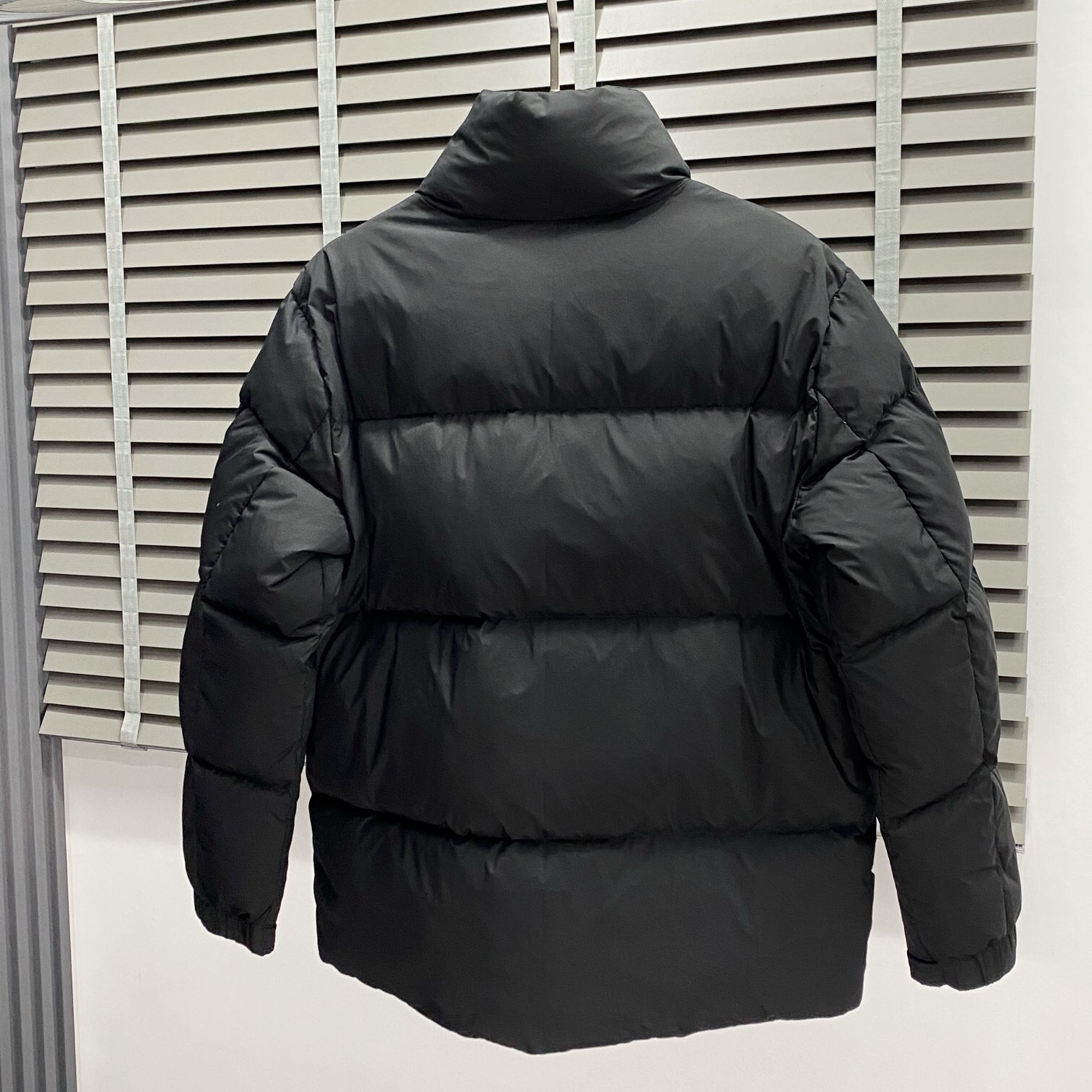 Prada black technology pressed down jacket, high-end customization! Light cooked business favorite series, goose down jacket, comfortable and stylish fabric, three-dimensional cutting design, warm and windproof