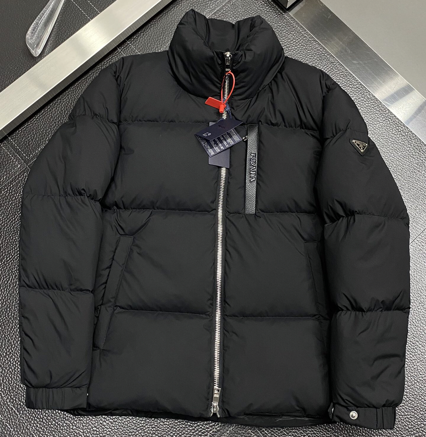 Prada black technology pressed down jacket, high-end customization! Light cooked business favorite series, goose down jacket, comfortable and stylish fabric, three-dimensional cutting design, warm and windproof