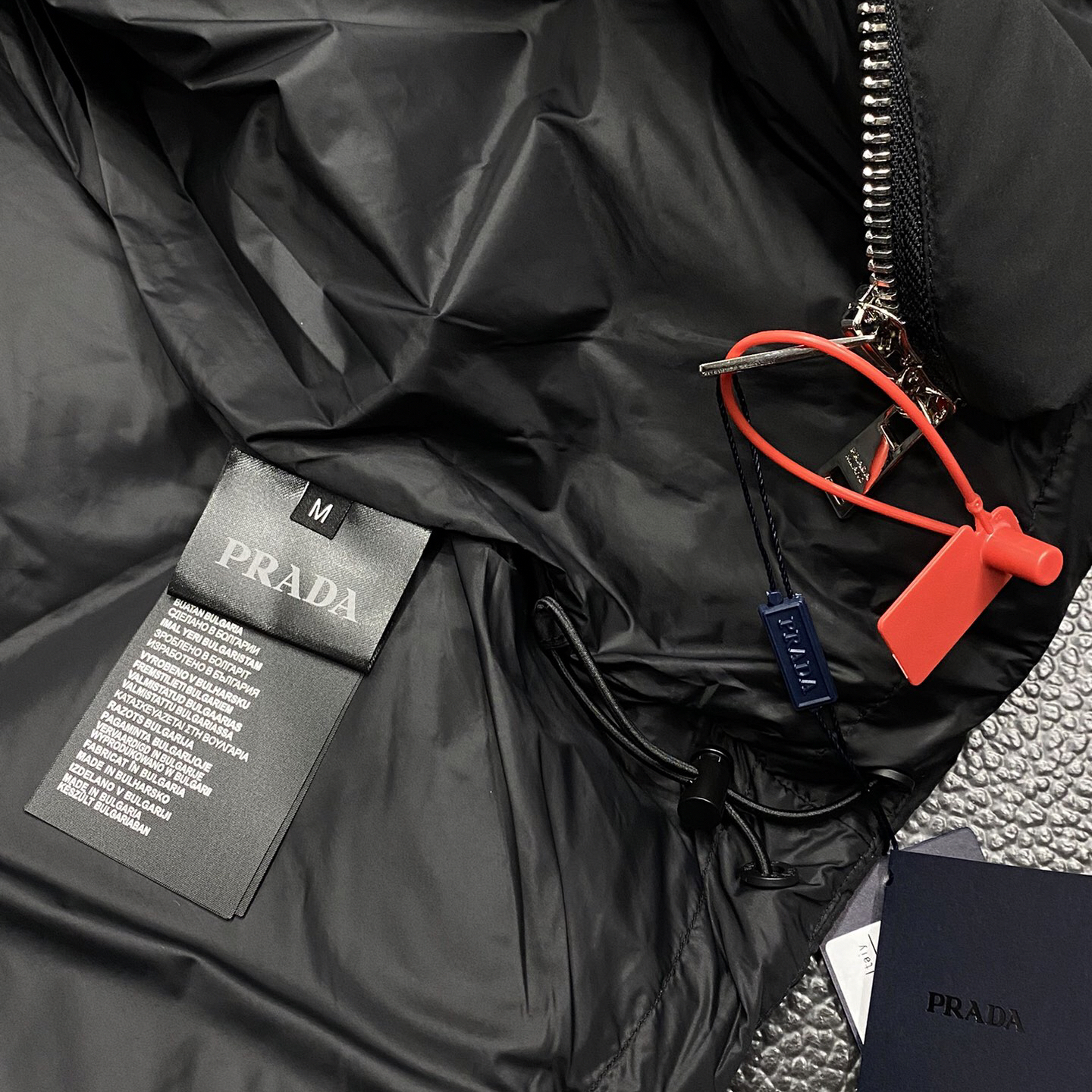 Prada black technology pressed down jacket, high-end customization! Light cooked business favorite series, goose down jacket, comfortable and stylish fabric, three-dimensional cutting design, warm and windproof