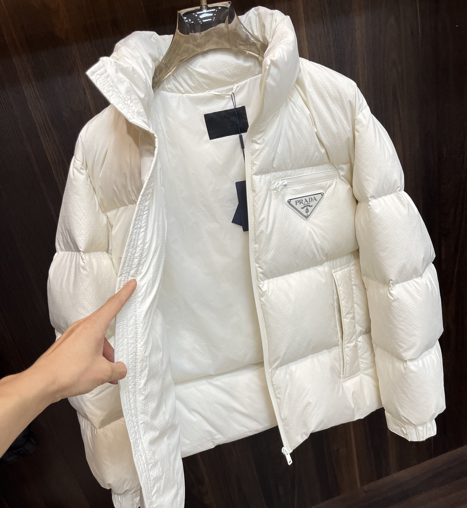 Prada new stand up collar design down jacket is made of glossy nylon fabric, filled with comfortable goose down and feathers. Presenting a loose fit, European and American fashion brand down jacket, made of top-grade original imported fabric