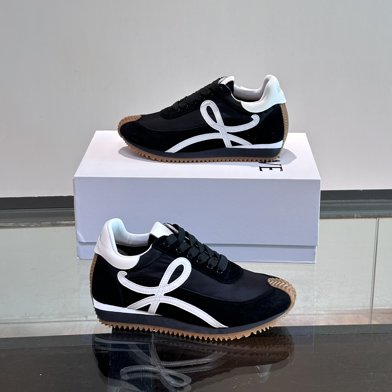 Loewe couple's German training sports shoes, classic series, a perfect artistic piece. Good looking and comfortable to wear, the shoes are lightweight and come in multiple colors, R340