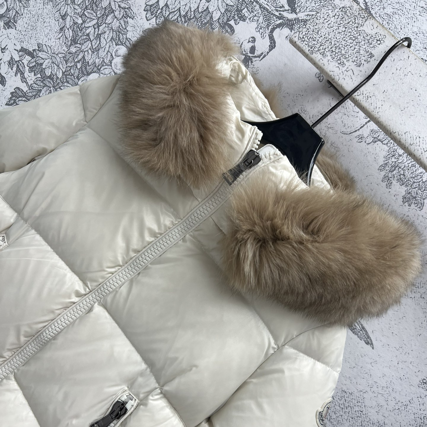 Moncler autumn and winter new collection, big fur collar hooded down jacket, detachable fur collar, bread down jacket, double-sided slanted pocket design, customized big fox fur collar