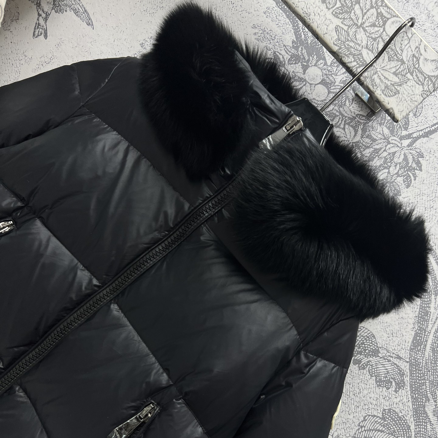 Moncler autumn and winter new collection, big fur collar hooded down jacket, detachable fur collar, bread down jacket, double-sided slanted pocket design, customized big fox fur collar