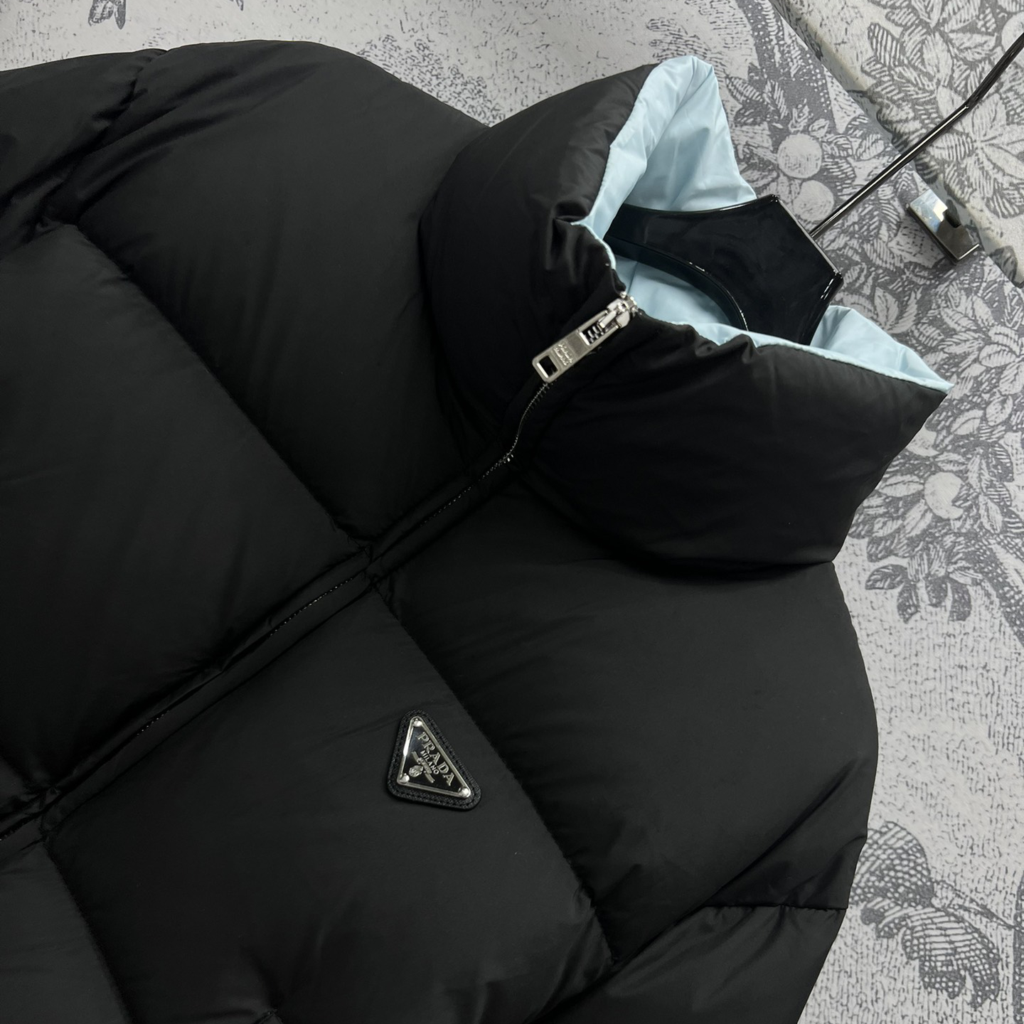 Prada's new autumn and winter stand up collar short down jacket features a small stand up collar and a bread shaped silhouette, full of down and warmth, lightweight and compact, simple and versatile