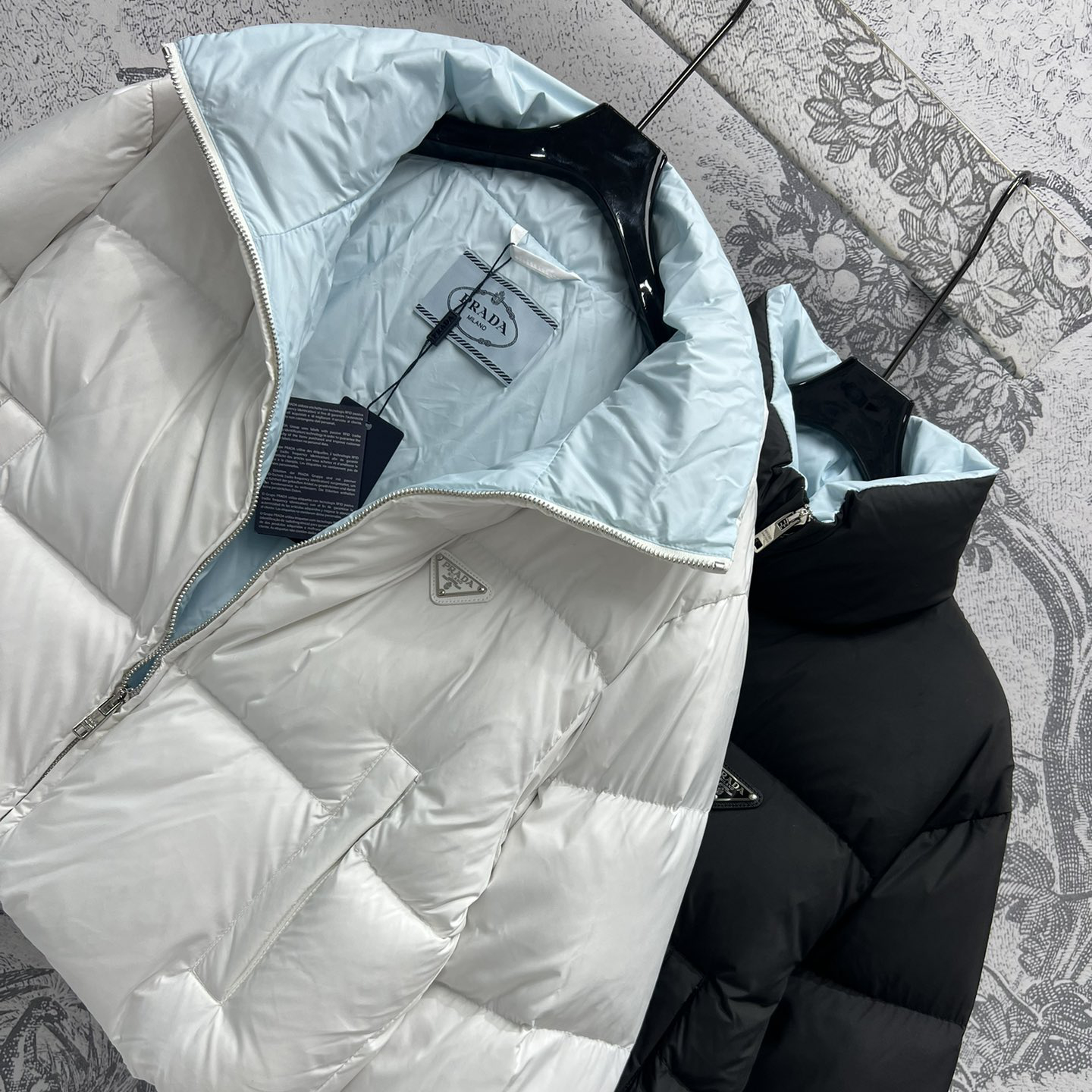 Prada's new autumn and winter stand up collar short down jacket features a small stand up collar and a bread shaped silhouette, full of down and warmth, lightweight and compact, simple and versatile