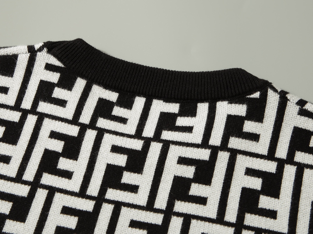 Fendi sweater, top-notch in detail craftsmanship, with a very comfortable fabric touch. Synchronized with the official website, the color matching is perfect and the workmanship is extremely meticulous R160