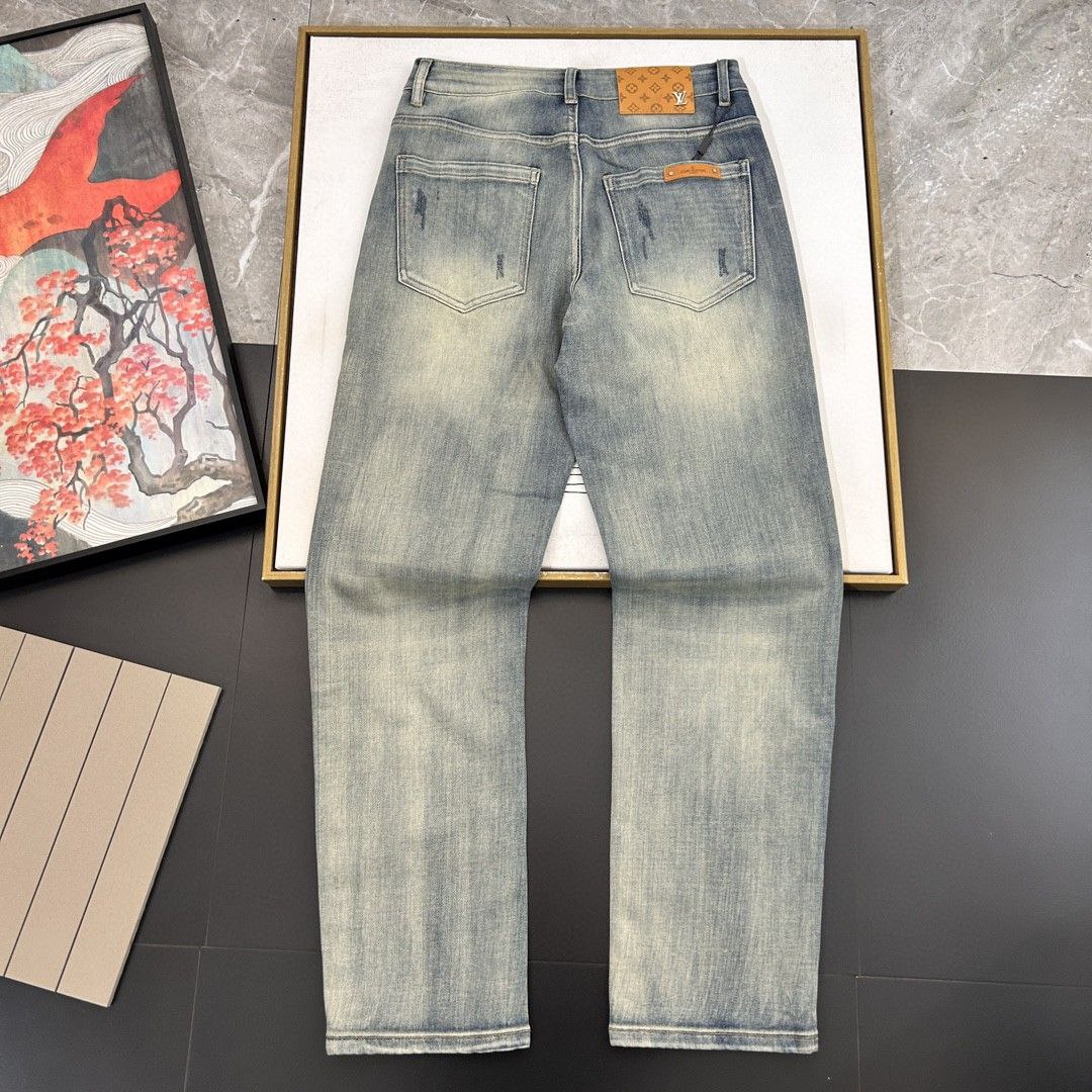 Louis Vuitton LV Spring/Summer Men's Jeans, with a high-end distressed back pocket and premium denim fabric, featuring a classic cut style