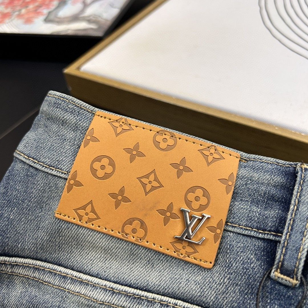 Louis Vuitton LV Spring/Summer Men's Jeans, with a high-end distressed back pocket and premium denim fabric, featuring a classic cut style