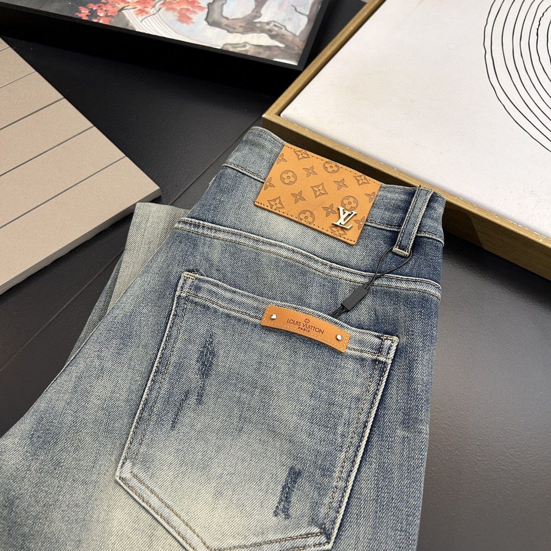 Louis Vuitton LV Spring/Summer Men's Jeans, with a high-end distressed back pocket and premium denim fabric, featuring a classic cut style