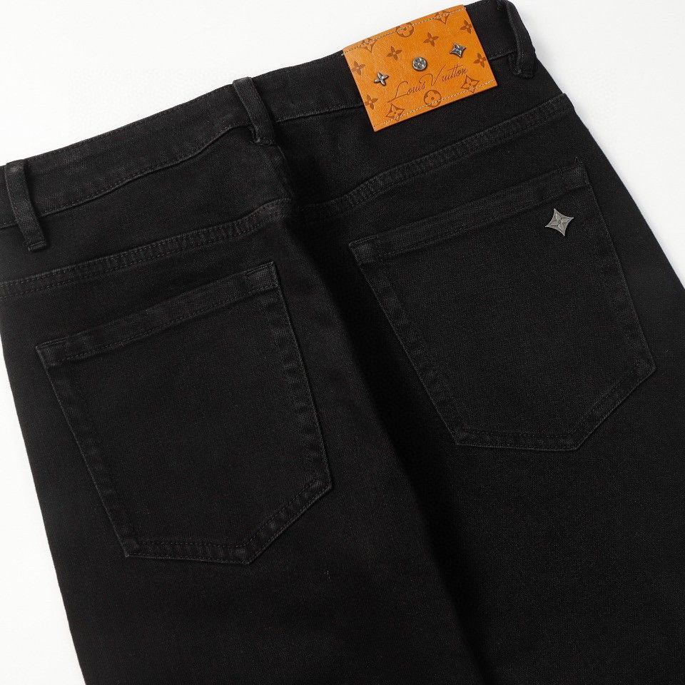 Louis Vuitton LV Spring/Summer Men's Jeans, with a high-end distressed back pocket and premium denim fabric, featuring a classic cut style