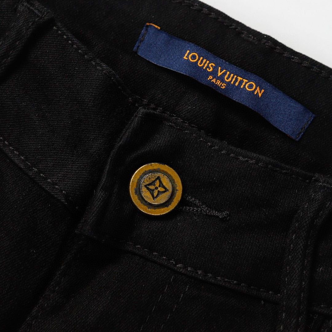 Louis Vuitton LV, new denim shorts, this brand new denim shorts are eye-catching, made of washed denim jacquard fabric