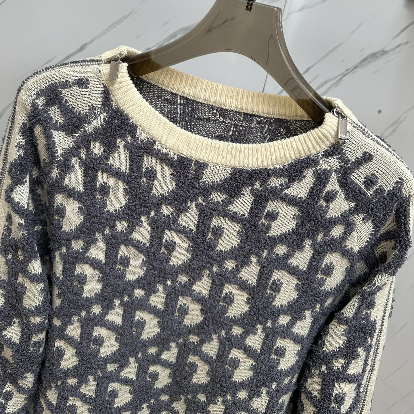 Dior new autumn and winter knitted sweater is carefully crafted from imported knitted wool, with a very soft touch. The original version is customized, providing warmth and a complete set of packaging boxes R280