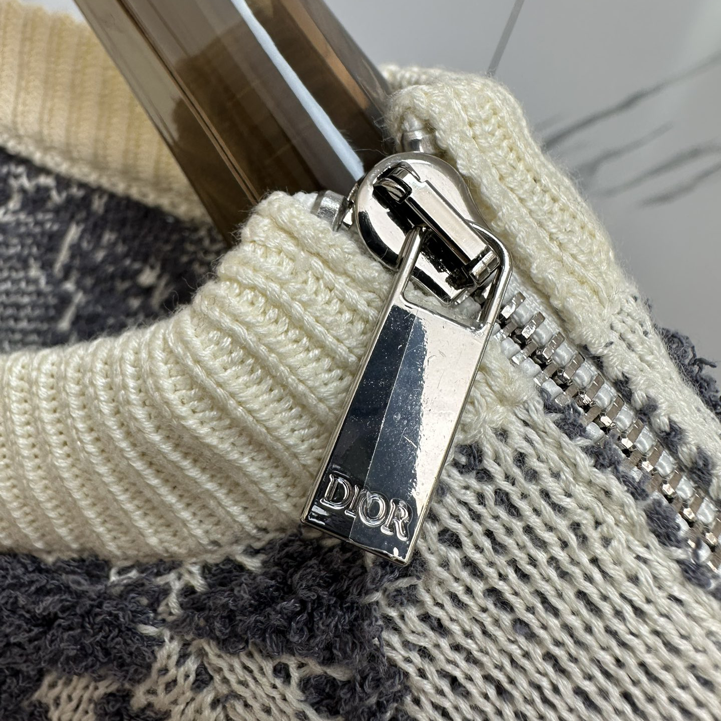 Dior new autumn and winter knitted sweater is carefully crafted from imported knitted wool, with a very soft touch. The original version is customized, providing warmth and a complete set of packaging boxes R280