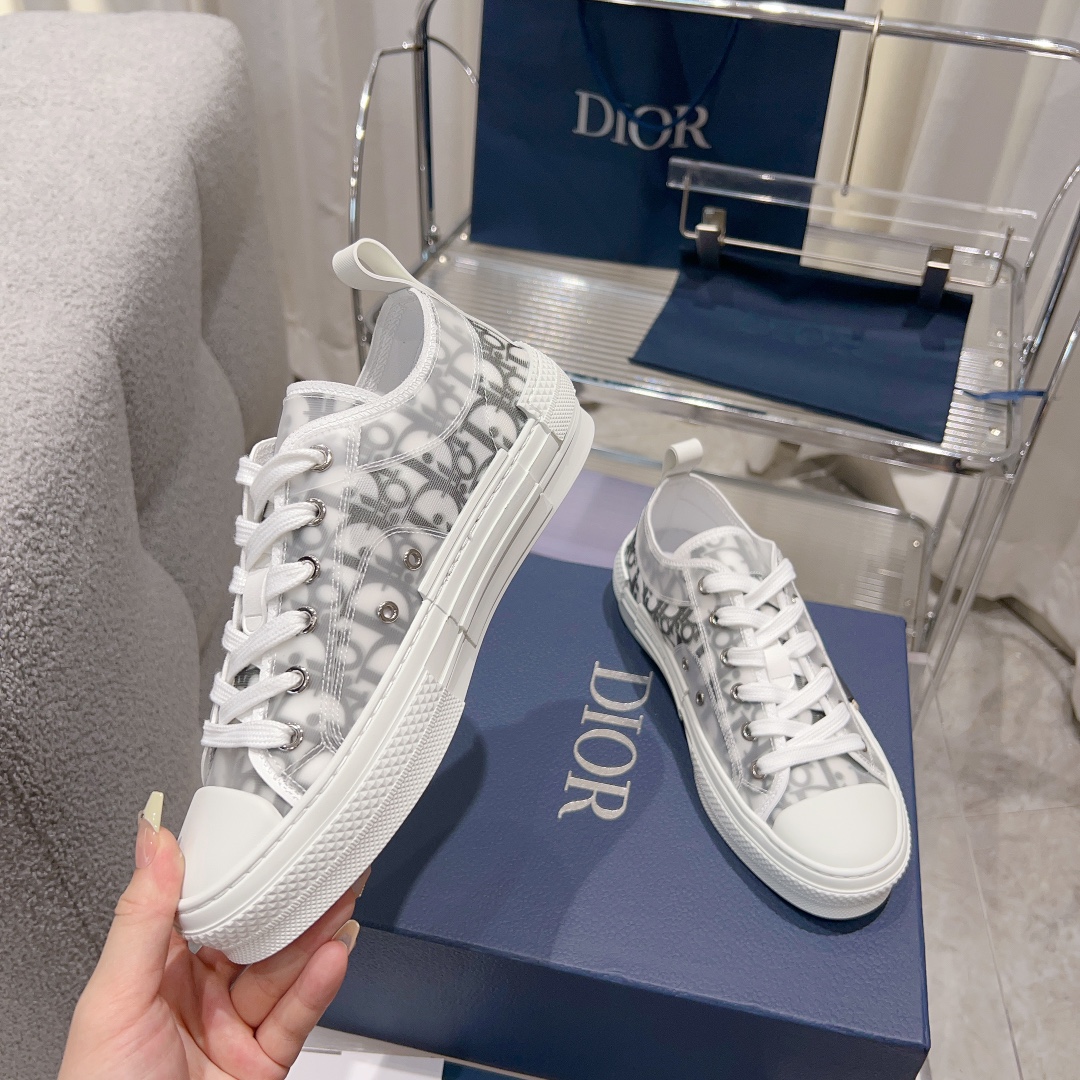 Dior classic casual shoes and small cloth shoes, with the latest color embroidery and color blocking embroidery, have a strong sense of layering, and every detail is achieved，Couple style R260