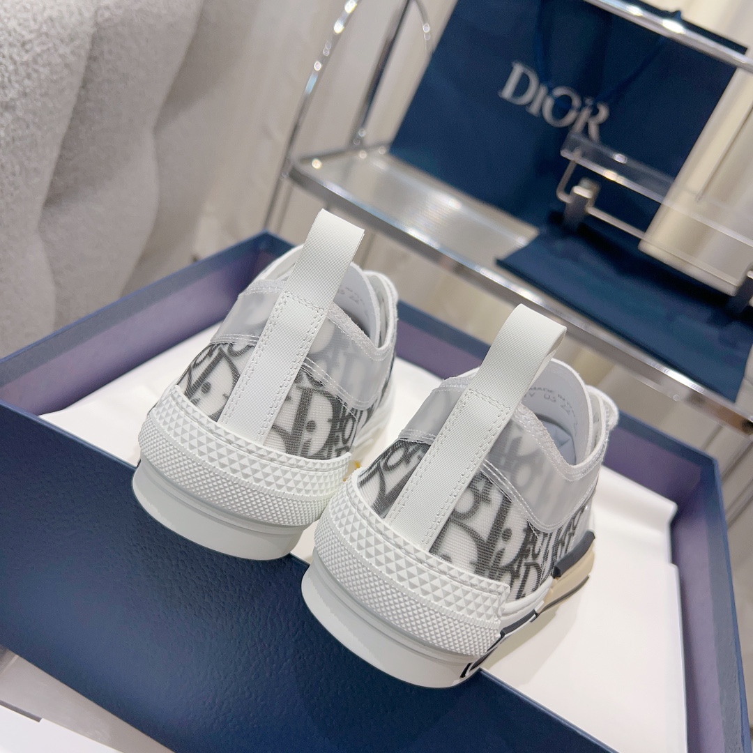 Dior classic casual shoes and small cloth shoes, with the latest color embroidery and color blocking embroidery, have a strong sense of layering, and every detail is achieved，Couple style R260