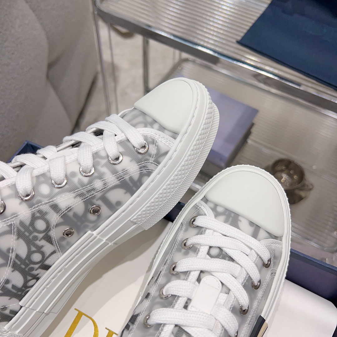 Dior classic casual shoes and small cloth shoes, with the latest color embroidery and color blocking embroidery, have a strong sense of layering, and every detail is achieved，Couple style R260