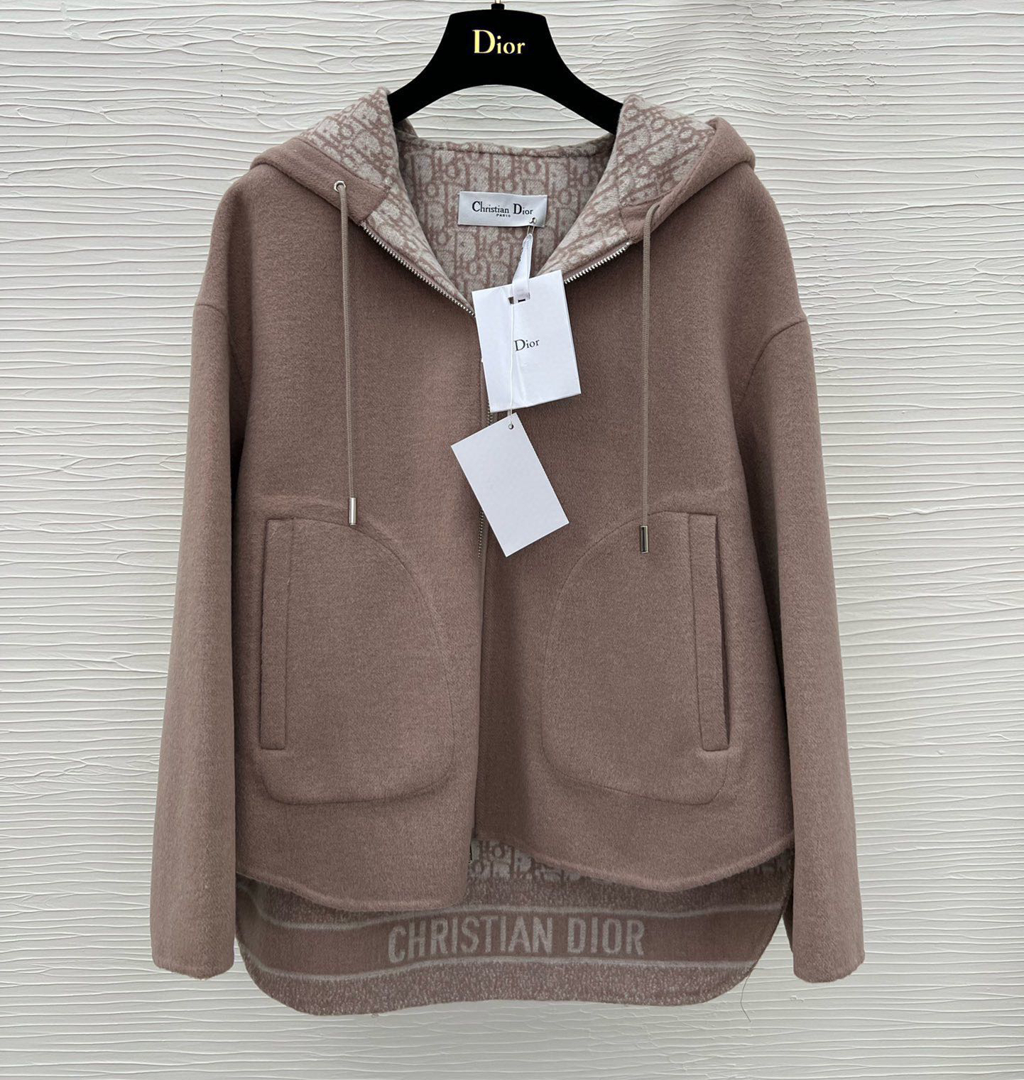 Dior's new wool jacket can be worn on both sides, with printed short wool jacket design and small short jacket design. The latest version of the double-sided wool jacket zipper hood is available R700