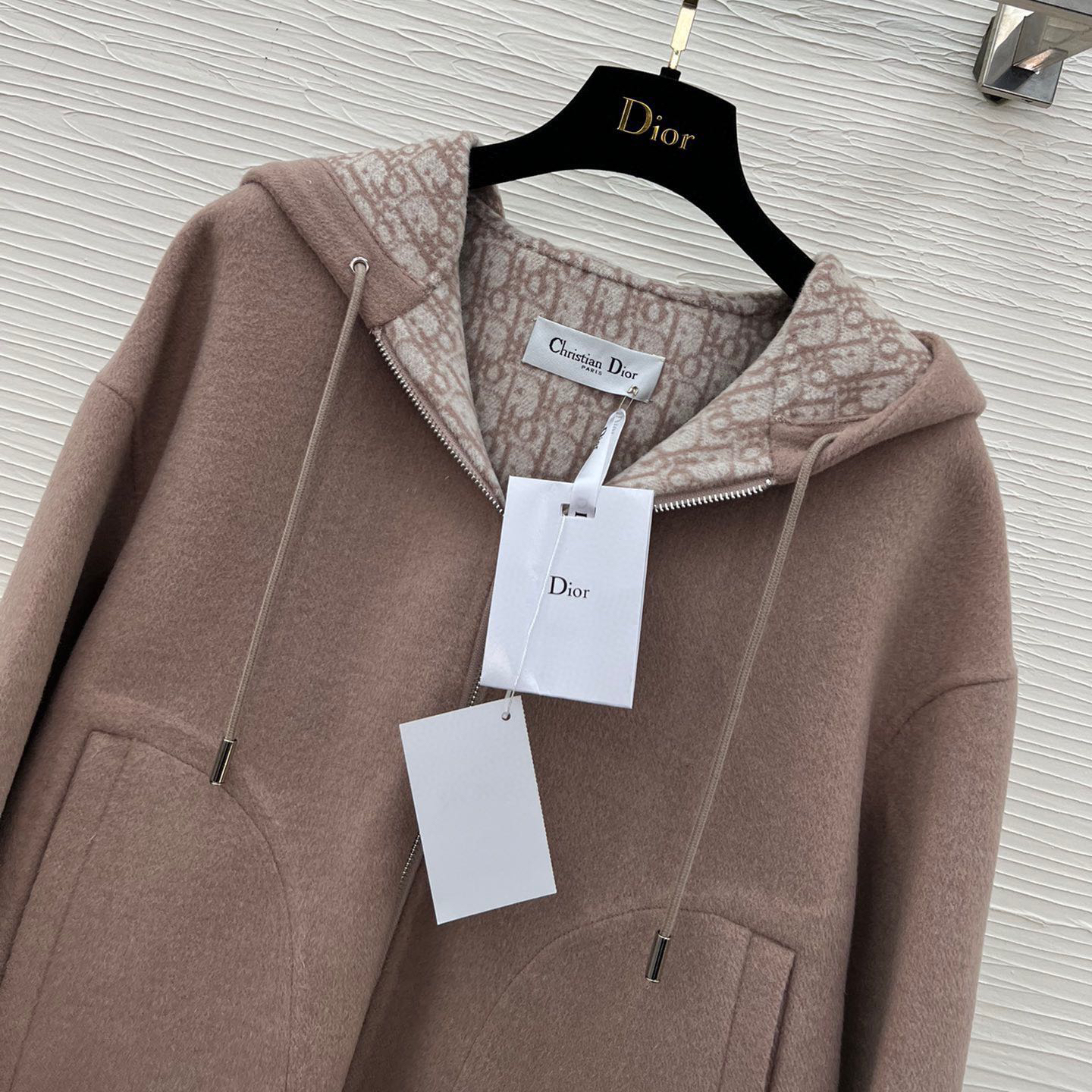 Dior's new wool jacket can be worn on both sides, with printed short wool jacket design and small short jacket design. The latest version of the double-sided wool jacket zipper hood is available R700